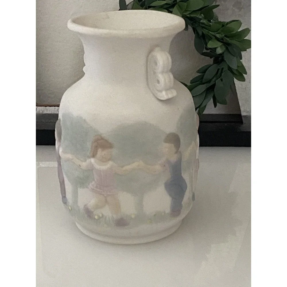 Lladro 5260 Vase Decorated Miniature Vase Urn Matte 1984 RV$175 Vintage Children